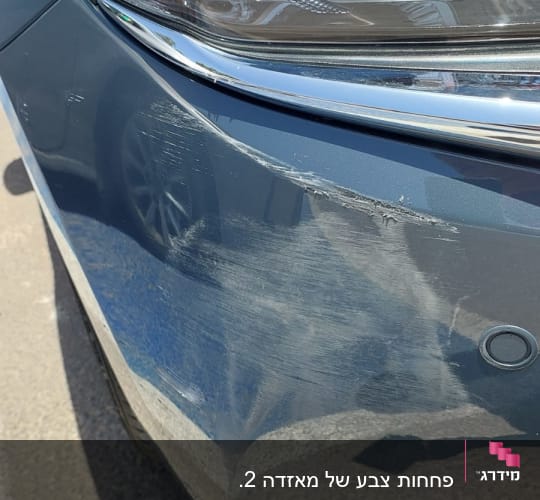 שריטות על פגוש רכב כחול כהה